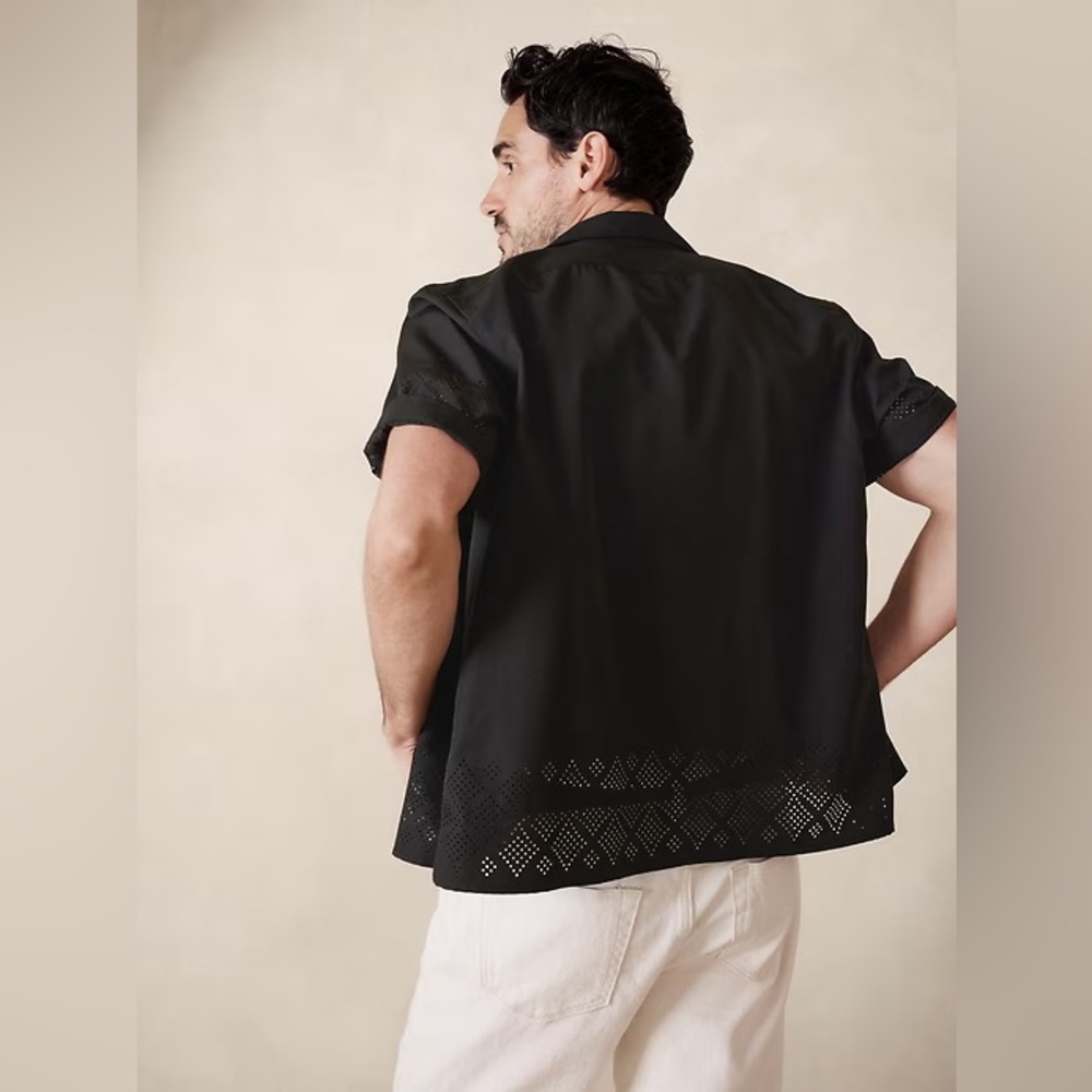 BANANA REPUBLIC POPLIN RESORT SHIRT WITH PERFORATED DETAIL